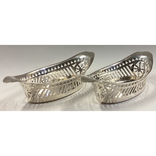 237 - A matched pair of pierced silver baskets. Birmingham / London 1909. By Goldsmiths & Silversmiths. Ap... 