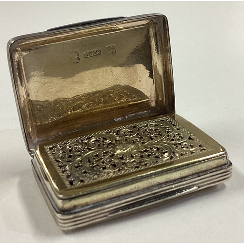 26 - A large Georgian silver vinaigrette. Birmingham 1821. By L&Co. Approx. 30 grams. Est. £200 - £250.