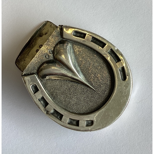 325 - A rare silver vesta case in the form of a horseshoe. Birmingham 1879. Approx. 18 grams. Est. £120 - ... 