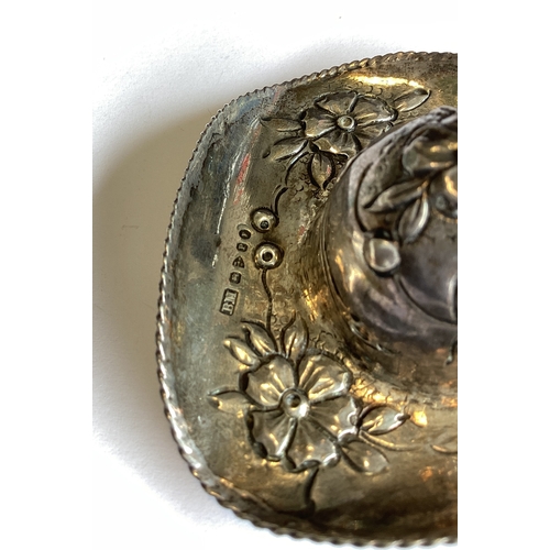 332 - CHESTER: A rare silver snuff box in the form of a three-sided hat bearing Dutch import marks. 1907. ... 