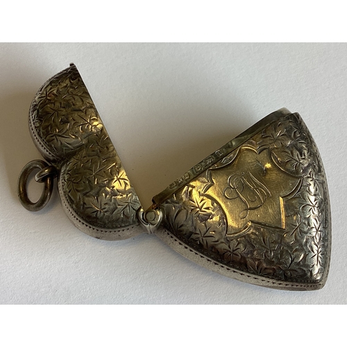 352 - A heart-shaped silver vesta case. Birmingham 1900. Approx. 27 grams. Est. £80 - £120.