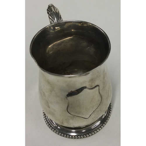 385 - An early 18th Century silver tankard. Marked to base. London 1775. By Charles Wright. Approx. 247 gr... 