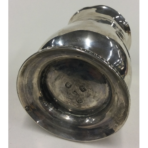 385 - An early 18th Century silver tankard. Marked to base. London 1775. By Charles Wright. Approx. 247 gr... 