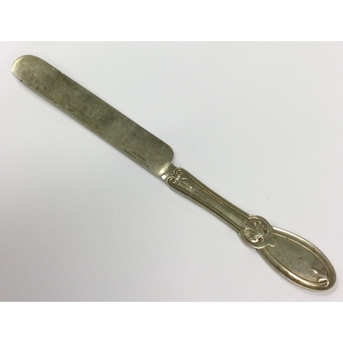 398 - A large American silver butter knife. Approx. 45 grams. Est. £40 - £60.