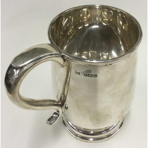 400 - A large Art Deco silver pint mug. Sheffield 1947. By Walker & Hall. Approx. 258 grams. Est. £220 - £... 