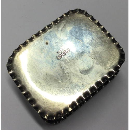 412 - A silver snuff box. Birmingham 1887. Approx. 38 grams. Est. £40 - £60.