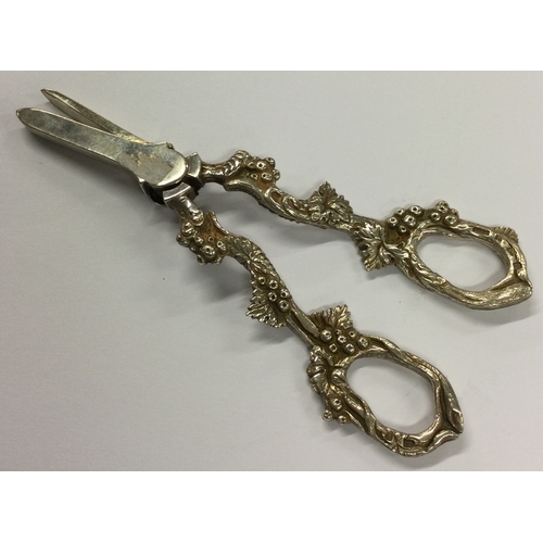 446 - A pair of silver grape scissors with vine and grape decoration in the Victorian style. Approx. 102 g... 