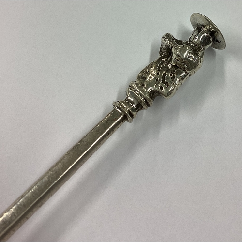 470 - An early 17th Century silver Apostle top spoon. Fully marked. London 1634. By Daniel Cary. Approx. 4... 