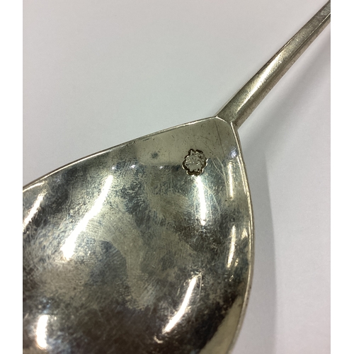 470 - An early 17th Century silver Apostle top spoon. Fully marked. London 1634. By Daniel Cary. Approx. 4... 