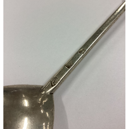 470 - An early 17th Century silver Apostle top spoon. Fully marked. London 1634. By Daniel Cary. Approx. 4... 