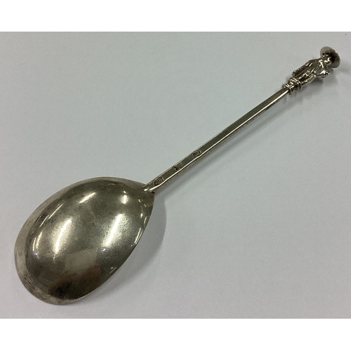 470 - An early 17th Century silver Apostle top spoon. Fully marked. London 1634. By Daniel Cary. Approx. 4... 