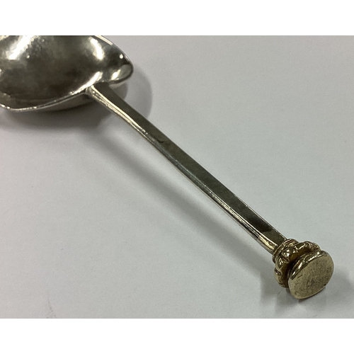 471 - An early 16th Century seal top spoon. Approx. 32 grams. Est. £800 - £1200.