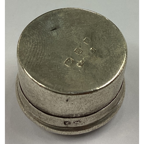 486 - A Victorian silver pill box with hinged cover. Birmingham 1899. By CSFS. Approx. 6 grams. Est. £20 -... 