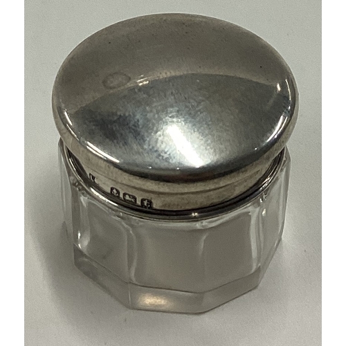 513 - A silver and glass pill box with hinged cover. Birmingham 1918. Est. £10 - £20.