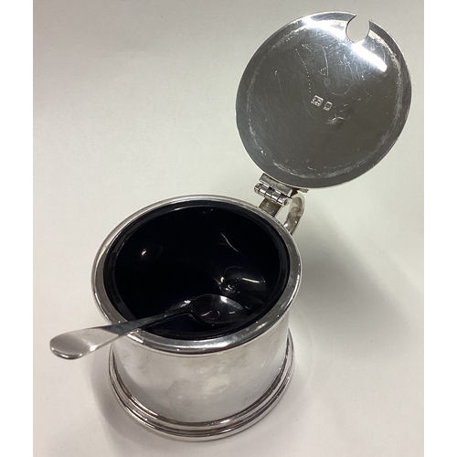 514 - ASPREY & CO: A good silver mustard pot and spoon with BGL. London 1975. Approx. 166 grams. Est. £150... 