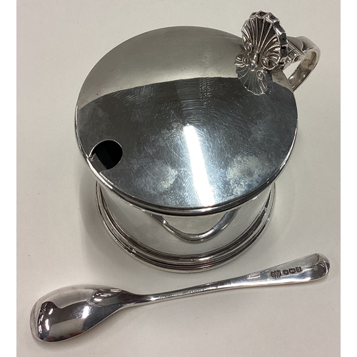 514 - ASPREY & CO: A good silver mustard pot and spoon with BGL. London 1975. Approx. 166 grams. Est. £150... 