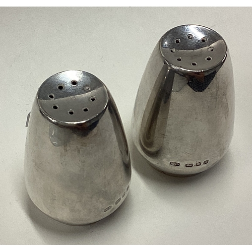 523 - A pair of silver peppers. London 1971. By Leslie Gordon Durbin. Approx. 115 grams. Est. £150 - £200.