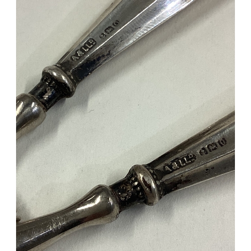 56 - A pair of silver handled glove stretchers. Birmingham. Approx. 74 grams. Est. £10 - £20.