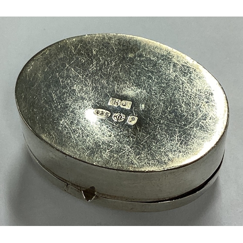 572 - A circular silver pill box with engraved decoration to hinged lid. Approx. 11 grams. Est. £20 - £30.