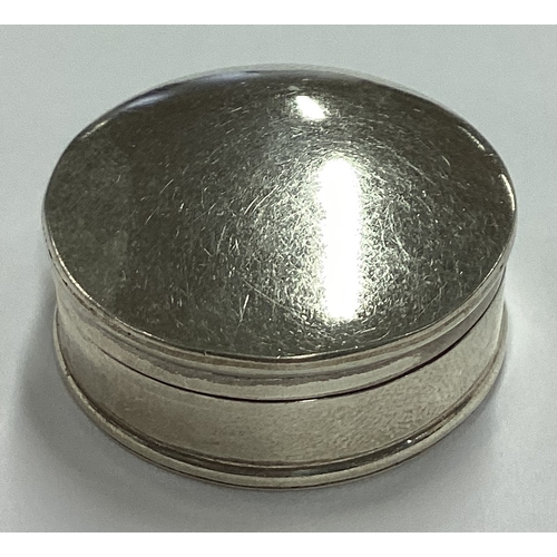 573 - A circular silver pill box with hinged lid. Approx. 16 grams. Est. £20 - £30.