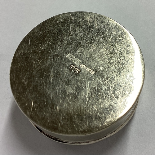 573 - A circular silver pill box with hinged lid. Approx. 16 grams. Est. £20 - £30.