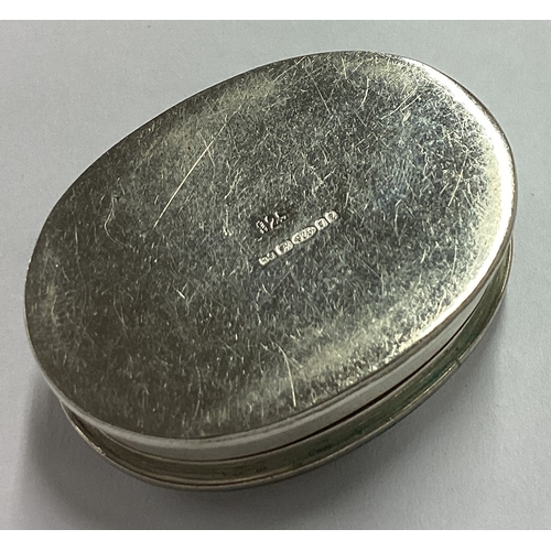 574 - A silver pill box with engraved decoration to hinged lid. Approx. 21 grams. Est. £20 - £30.