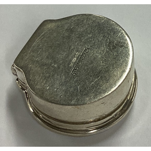 581 - A silver pill box in the form of an oyster shell. Approx. 13 grams. Est. £20 - £30.