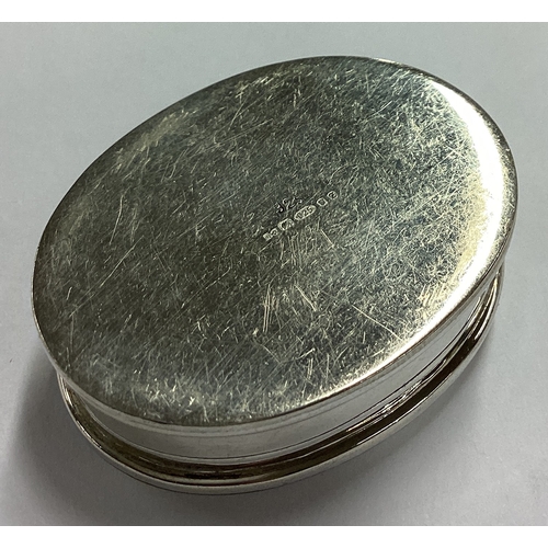 582 - A circular silver pill box with hinged lid. Approx. 20 grams. Est. £20 - £30.