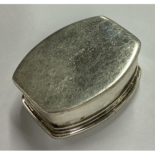 584 - A plain silver pill box. Approx. 11 grams. Est. £20 - £30.