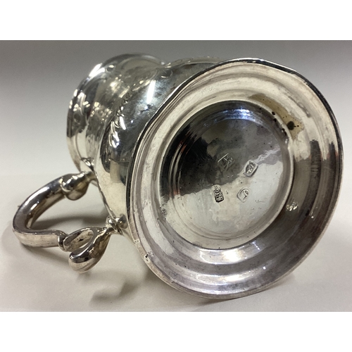 6 - An 18th Century silver tankard with engraved decoration. London 1758. By R Cox. Approx. 200 grams. E... 