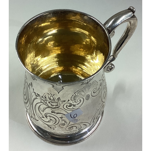 6 - An 18th Century silver tankard with engraved decoration. London 1758. By R Cox. Approx. 200 grams. E... 