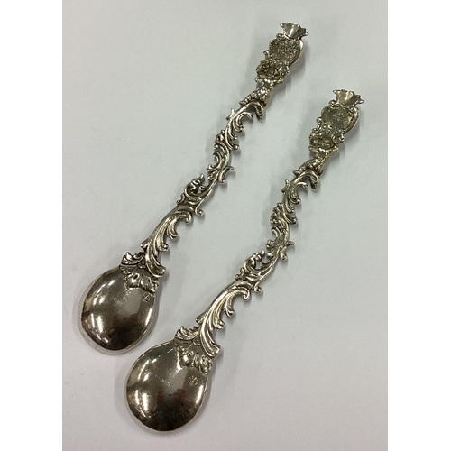 605 - A Pair of Antique silver spoons cast with cherubs. Approx. 74 grams. Est. £60 - £80.