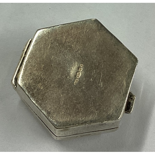 617 - A silver pill box with lift-off cover. Birmingham 1902. Approx. 5 grams. Est. £20 - £30.