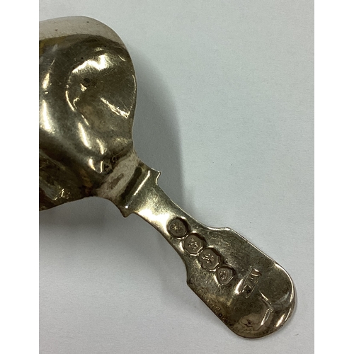 623 - A William IV silver caddy spoon. London 1833. By William Knight. Approx. 11 grams. Est. £40 - £60.