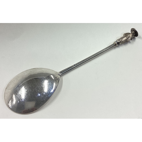 639 - An early silver Apostle spoon in the Charles II style. London. 1912. Approx. 55 grams. Est. £50 - £8... 