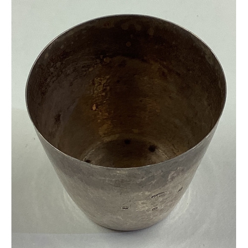 642 - GLASGOW: A hammered silver beaker. 1918. Approx. 63 grams. Est. £80 - £120.