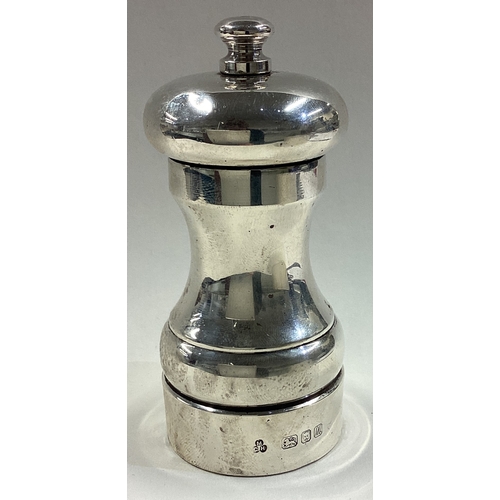 66 - A silver pepper mill. Marked to lid and base. London 1986. Approx. 157 grams. Est. £30 - £50.