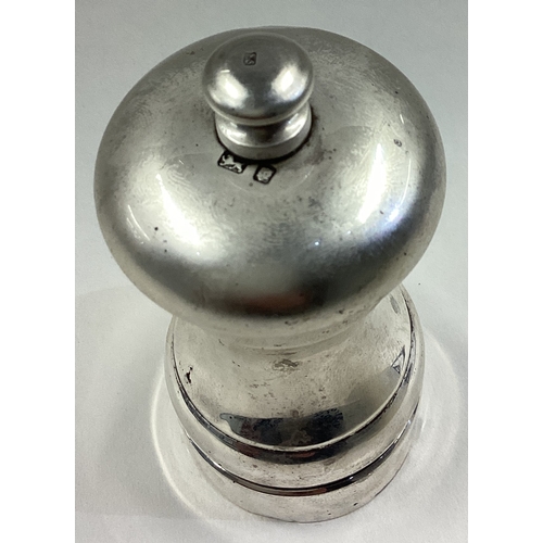 66 - A silver pepper mill. Marked to lid and base. London 1986. Approx. 157 grams. Est. £30 - £50.