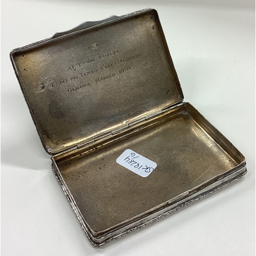 665 - A Continental silver snuff box with engraved decoration. Marked to interior. Approx.46 grams. Est. £... 