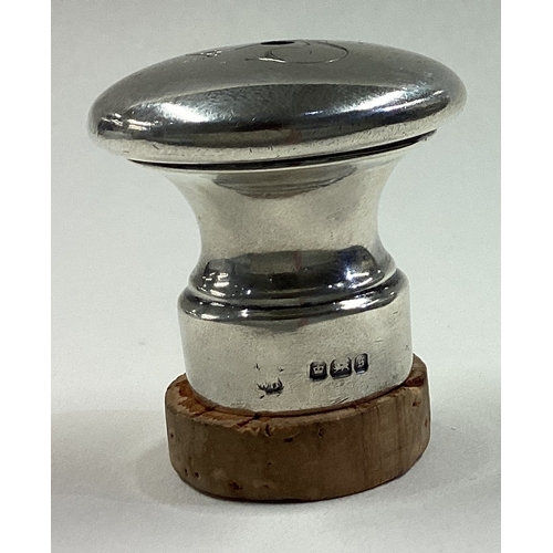 680 - A silver bottle stopper. Sheffield 1910. Approx. 17 grams. Est. £30 - £40.