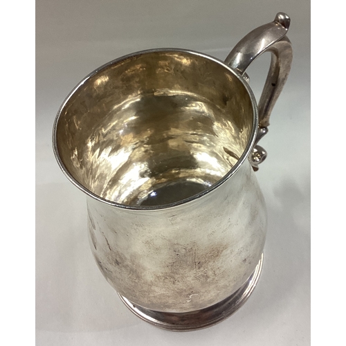 690 - An 18th Century George III silver pint mug. Marked to base. London 1750. Approx. 290 grams. Est. £40... 