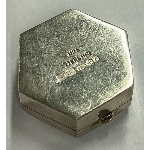 698 - A plain hexagonal silver pill box. Approx. 7 grams. Est. £20 - £30.