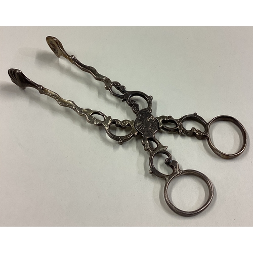 7 - A pair of 18th Century Irish silver ice tongs. Circa 1760. Approx. 38 grams. Est. £60 - £80.