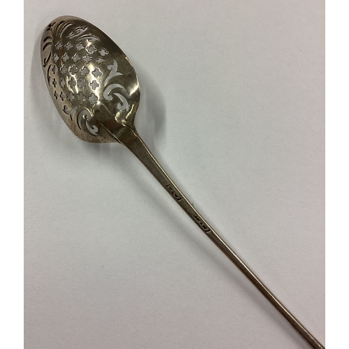 704 - An 18th Century silver mote spoon. Circa 1750. By Elizabeth Oldfield. Approx. 10 grams. Est. £120 - ... 