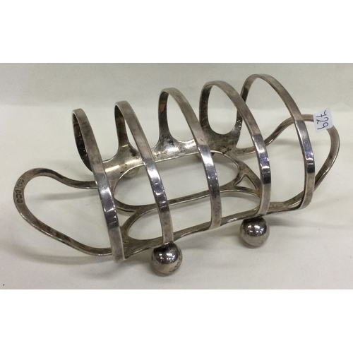 729 - A silver toast rack. Sheffield 1922. By William Hutton & Sons. Approx. 92 grams. Est. £100 - £150.