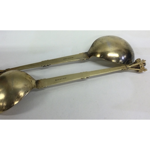 730 - A fine and oversized pair of silver gilt spoons with bright-cut decoration. Approx. 139 grams. Est. ... 