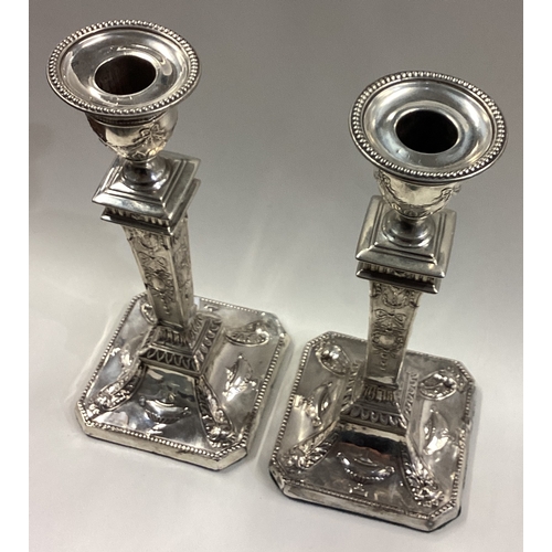 78 - A pair of Neoclassical silver candlesticks in the Georgian style. Approx. 620 grams of gross weight.... 