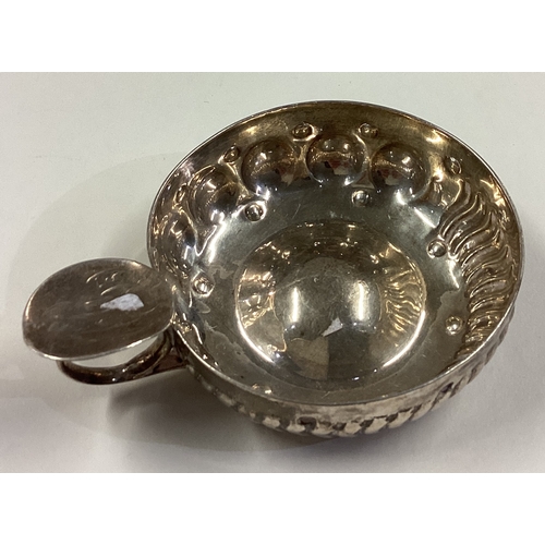 82 - An early 19th Century silver wine taster. Approx. 94 grams. Est. £100 - £150.