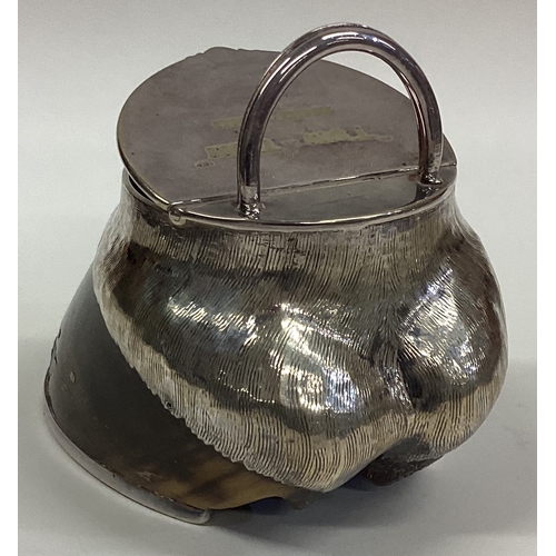 91 - A good silver plated vesta case with hinged lid in the form of a hoof. Est. £30 - £50.