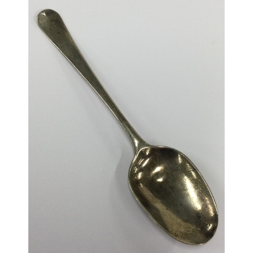 676 - An early 18th Century Georgian silver picture back spoon. Marked with lion only. Approx. 9 grams. Es... 